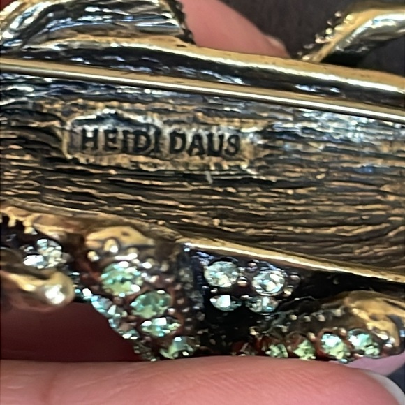 Heidi Daus Elegant Green and Gold Reptile Brooch - Picture 7 of 7